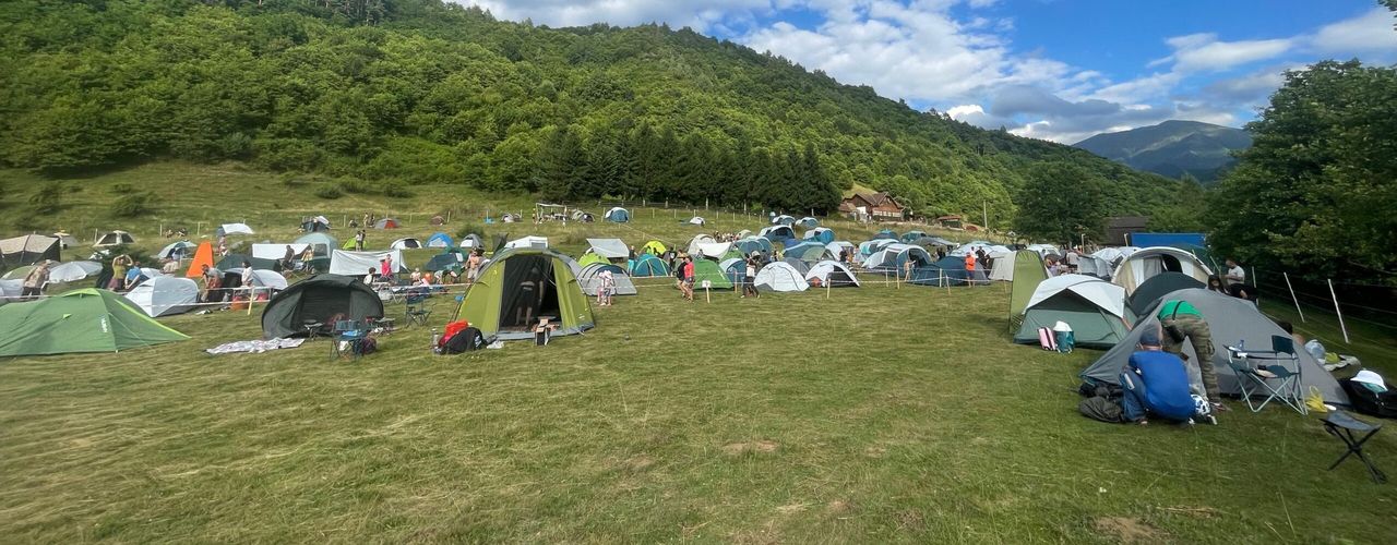 FOTOREPORTAJ | Gard electric pentru urși, rangeri de noapte și concerte care se încheie înainte ca pădurea să adoarmă. Cum arată trei zile la Făgăraș Fest, festivalul de la poalele Munților Făgăraș unde omul învață să intre în natură ca un oaspete, nu ca un stăpân
