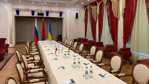FOTO Sala unde încearcă să negocieze Rusia și Ucraina. Delegațiile se întâlnesc luni dimineață, în a cincea zi de război