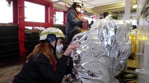 VIDEO 110 migranți în pericol de moarte în largul coastelor Libiei au fost salvați de Medici fără Frontiere și SOS Méditerranée