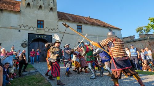 S-a deschis Cetățuia Brașovului: sute de persoane au asistat la spectacol / Primar: ”Chiar dacă vor exista și spații cu destinație de alimentație publică, obiectivul nostru este să avem o latură culturală”