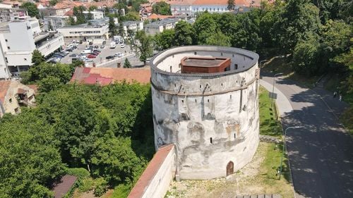Bastionul Postăvarilor din Braşov va fi restaurat cu fonduri europene / Reper urban definitoriu al oraşului de la poalele Tâmpei, turnul va deveni un muzeu interactiv integrat în circuitul turistic, fiind şi un spaţiu de educaţie pentru elevi şi studenţi