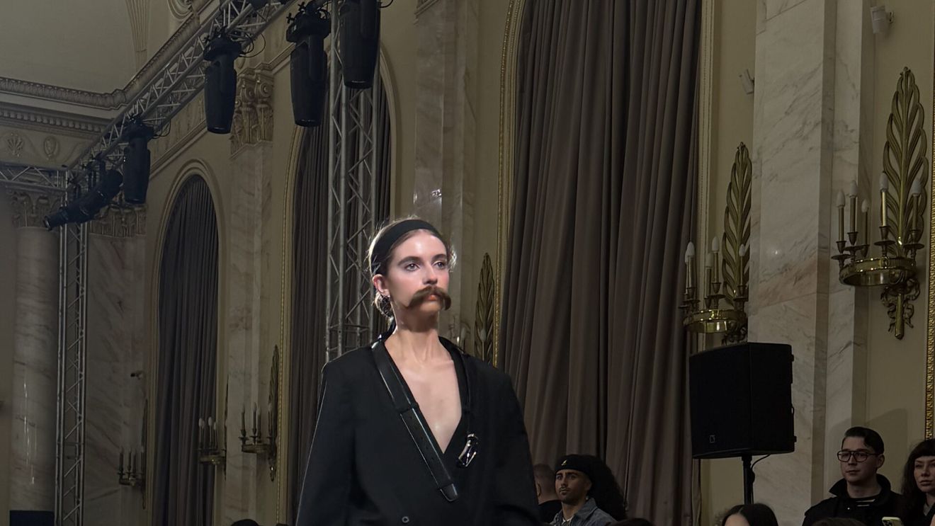 FOTO Colecția Medeea toamnă-iarnă 2026/2027 la Mercedes-Benz Bucharest Fashion Week: colecție centrată pe tailoring, materiale dense și variații de textură într-o paletă aproape monocromă