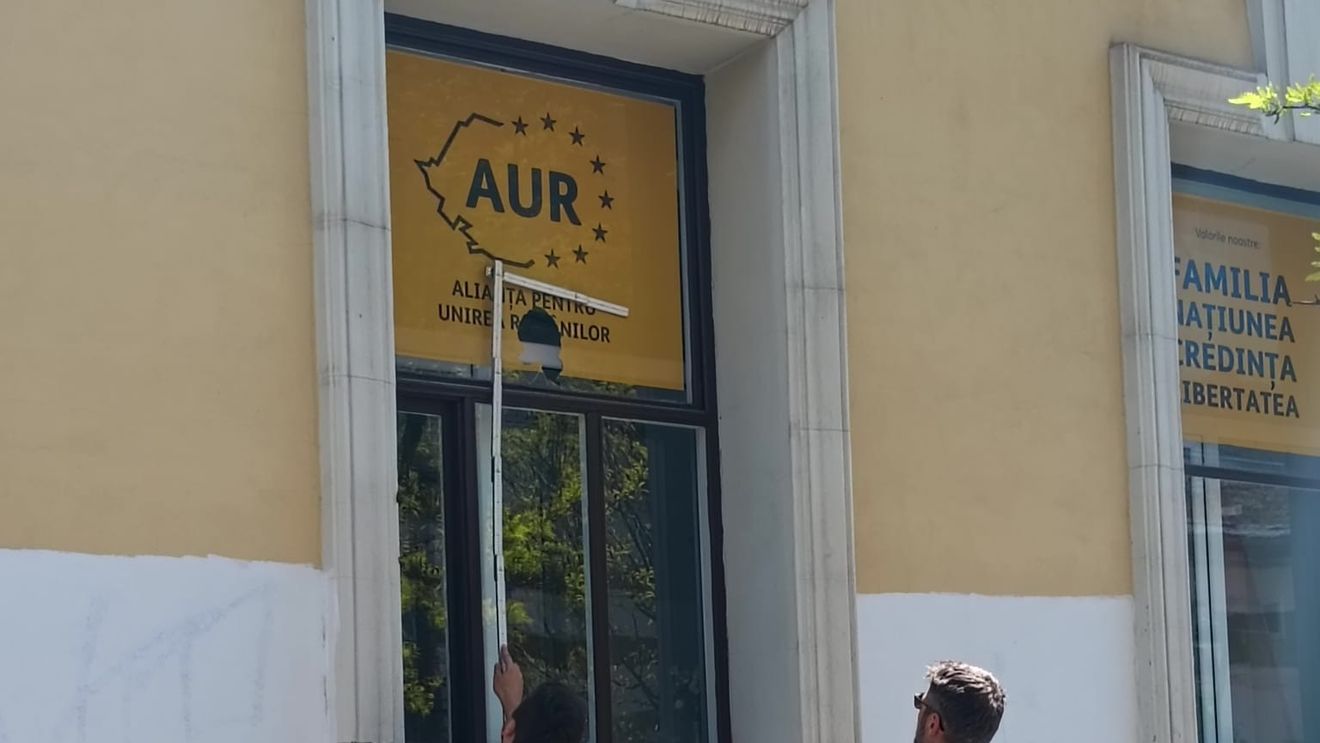 Geamurile sediului AUR Cluj, sparte după votarea moțiunii de cenzură / Filiala acuză un act de intimidare politică / ”O manifestare care contravine valorilor unui dialog civilizat”