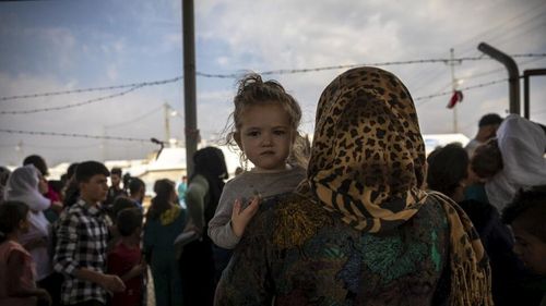 Zeci de mii de afgani în marș spre Europa, refugiați din calea talibanilor. Turcia în stare de alertă: “Nu vom fi grănicerul UE”