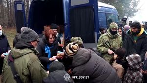 Președintele Lukașenko a ordonat să fie trimise alimente migranților blocați la frontiera dintre Belarus și Polonia / Un sirian a fost găsit mort în pădure / Cauzele decesului sunt necunoscute momentan