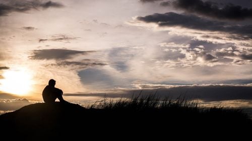 Ce ne face nefericiți? Filosoful britanic Bertrand Russell a identificat opt surse principale ale tristeții și cum putem evita melancolia