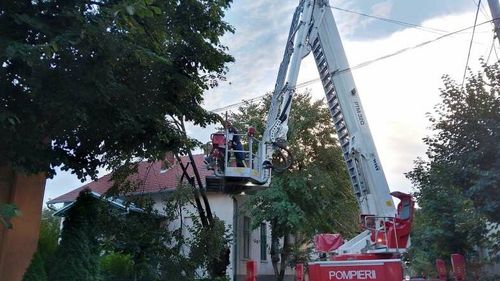 Străzi blocate în municipiul Satu Mare, în urma unei furtuni puternice care a doborât mai mulți arbori