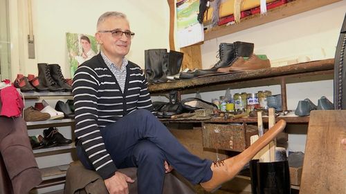 Un meșter a conceput pantofii de distanțare socială. Pandemia i-a afectat afacerea, dar la schimb a inventat pantofii a căror mărime începe de la 70