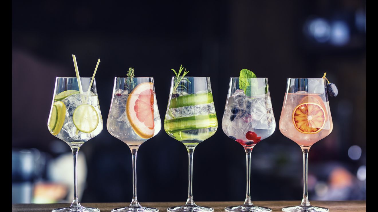 Vinurile și cocktailurile preferate ar putea deveni mult mai scumpe dacă Trump impune tarife vamale