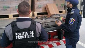 Au fost achitați definitiv vameșii de la Vama Siret, acuzați de procurori că luau șpagă cu găleata / Există o singură condamnare, 5 luni cu suspendare, pentru dare de mită / Interceptările telefonice din dosar au fost anulate