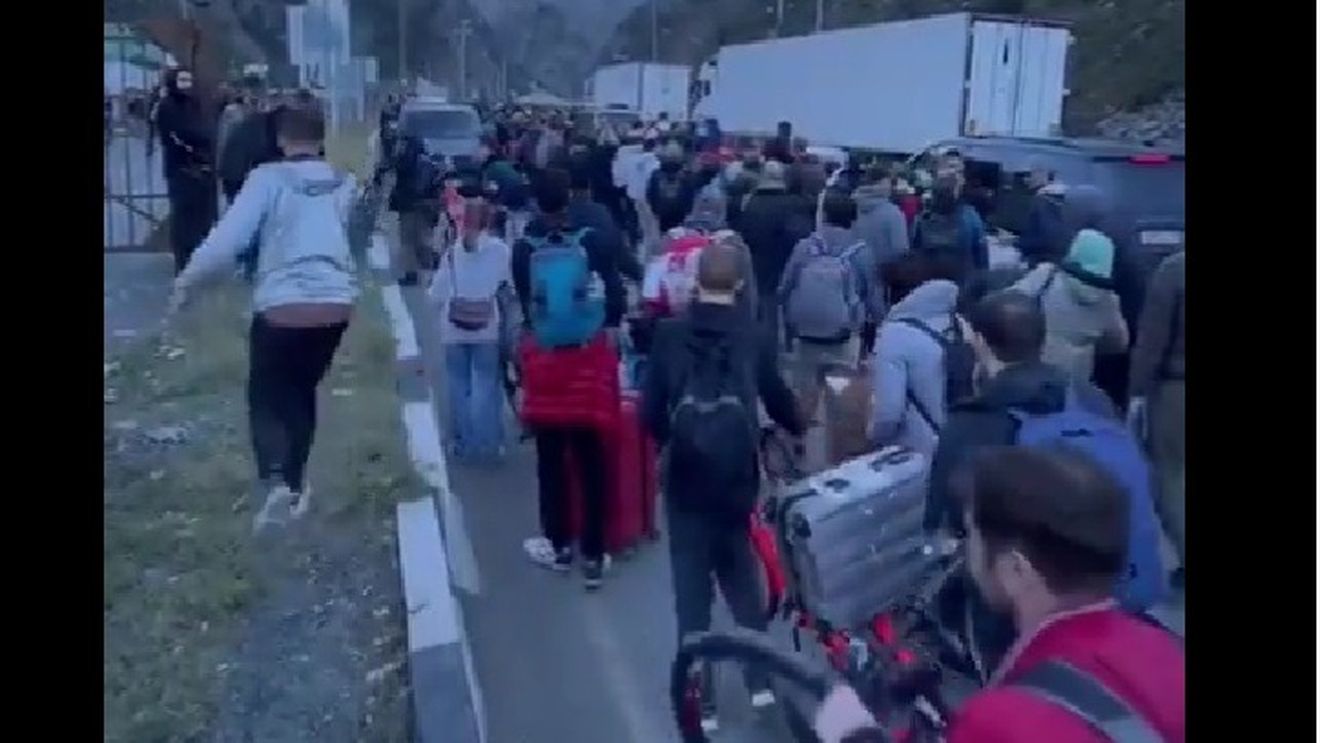 VIDEO Cozi nesfârşite de maşini aşteaptă să treacă din Rusia în Georgia/ Rușii suplimentează forțele de securitate care vin la graniță cu blindatele