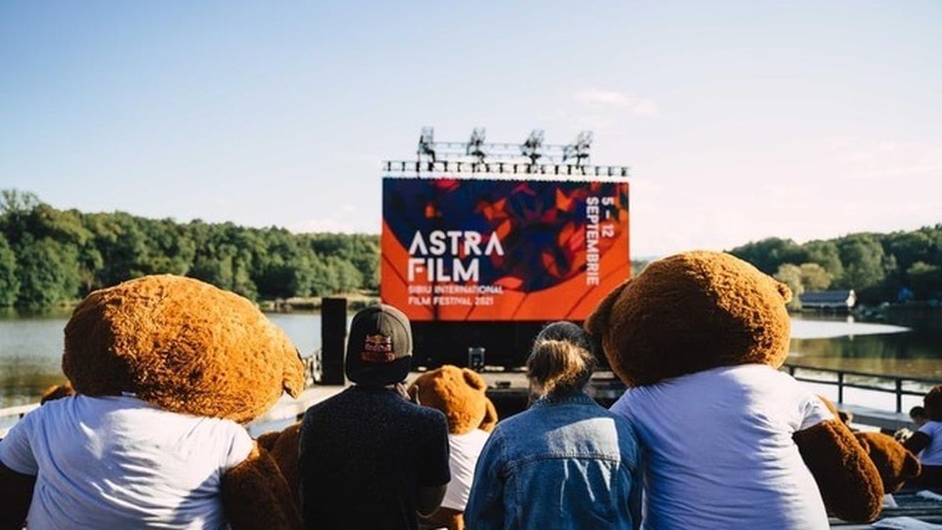 30 de urși bruni de pluș, în public la deschiderea Astra Film Festival 2021