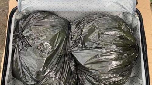 Droguri din Spania: Un gălățean de 39 de ani a fost reținut de polițiști în timp ce transporta un bagaj cu 2 kg de muguri de canabis