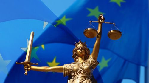 PREMIERĂ O instanţă întreabă Curtea de Justiţie a UE, la cererea DNA, dacă poate să nu aplice deciziile CCR privind prescripţia în dosarele de corupţie